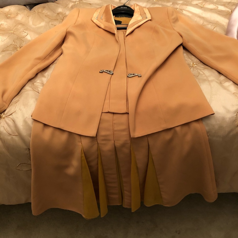 Beautiful gold dress signature collection size 8